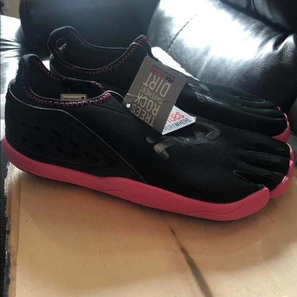 Women’s Fila Skele toes size 8 NWT Women’s Fila Skele toes size 8 NWT